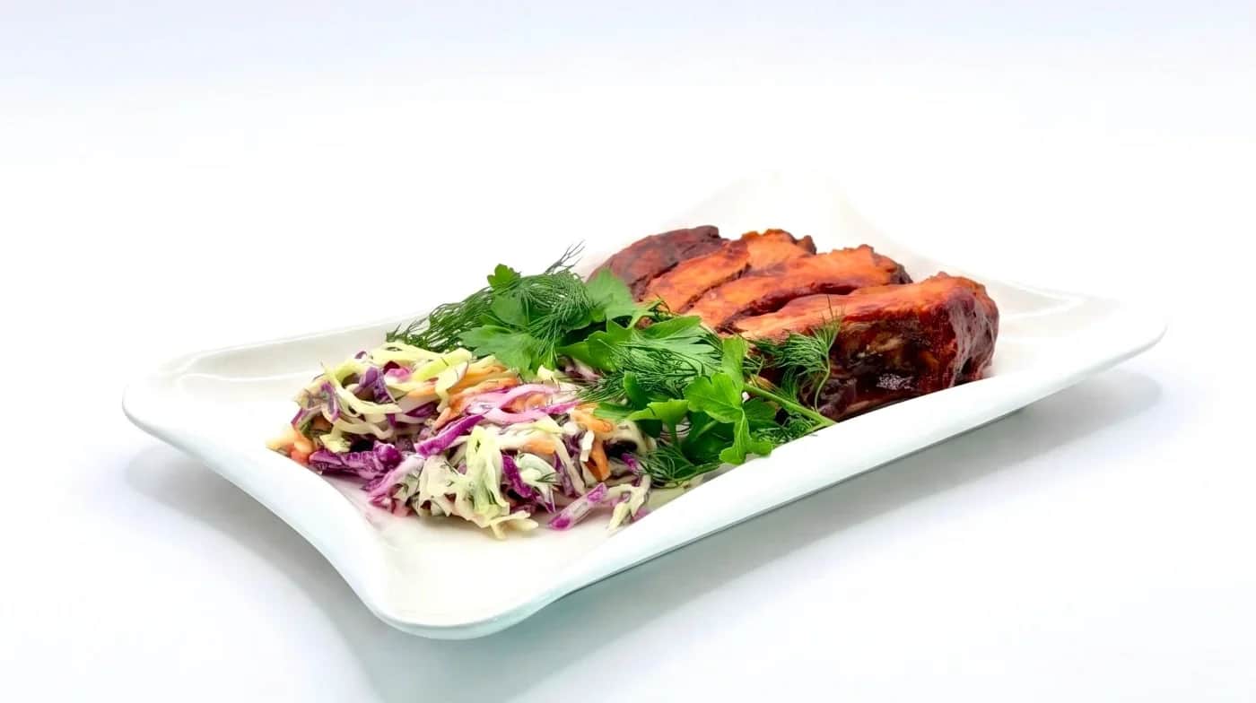 Глазированные свиные ребра BBQ с яблочным коул-слоу