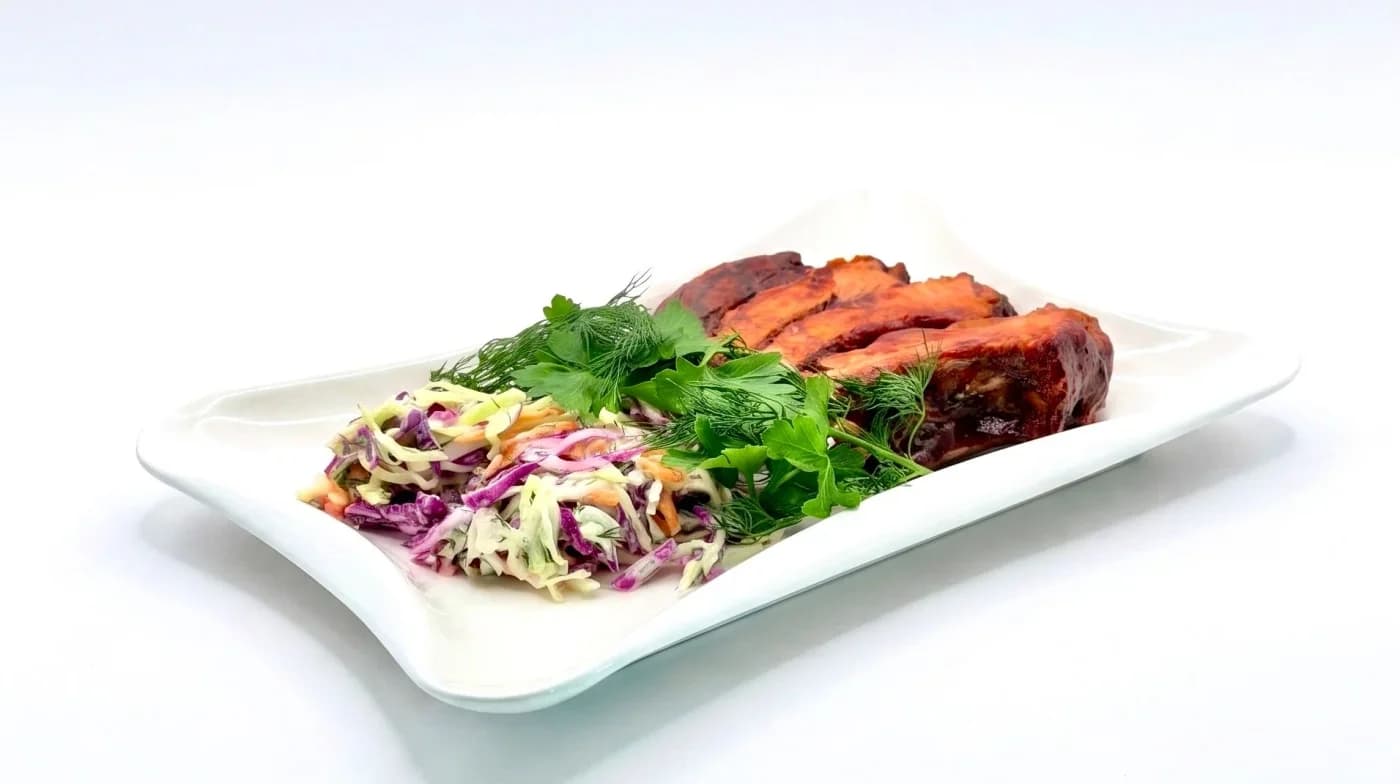 Глазированные свиные ребра BBQ с яблочным коул-слоу
