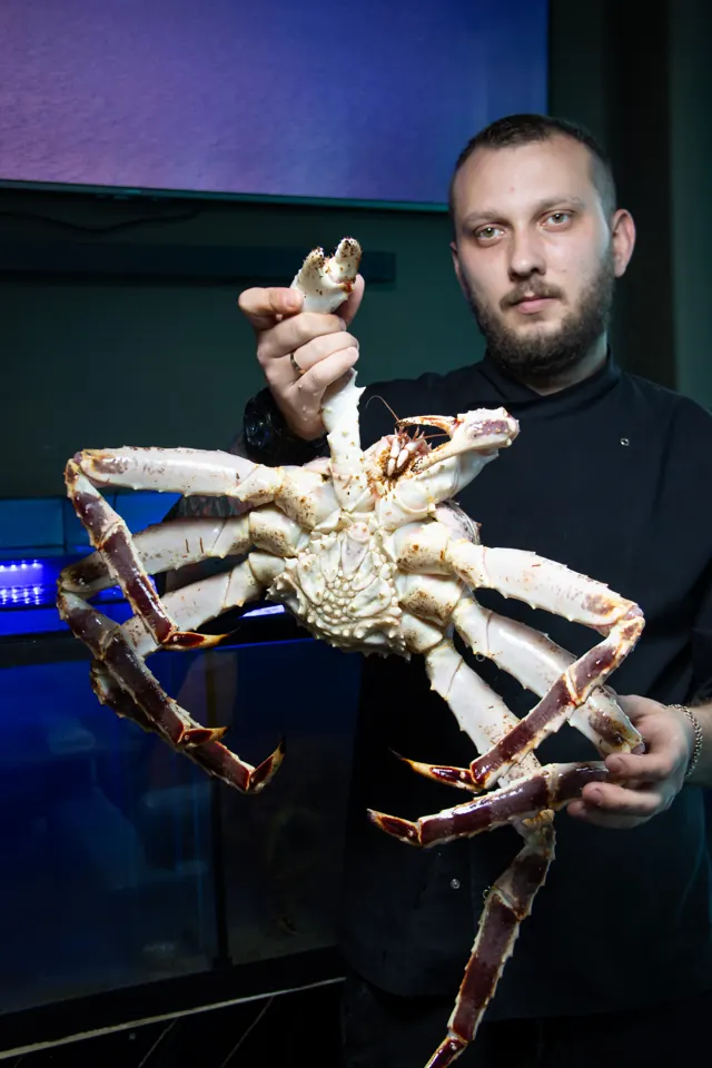 Шеф The Raki держит камчатского краба