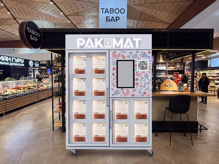 Ракомат The Raki в гастромаркете, рядом бар и витрины с деликатесами